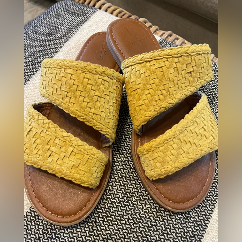 Universal Thread Mustard Sandal